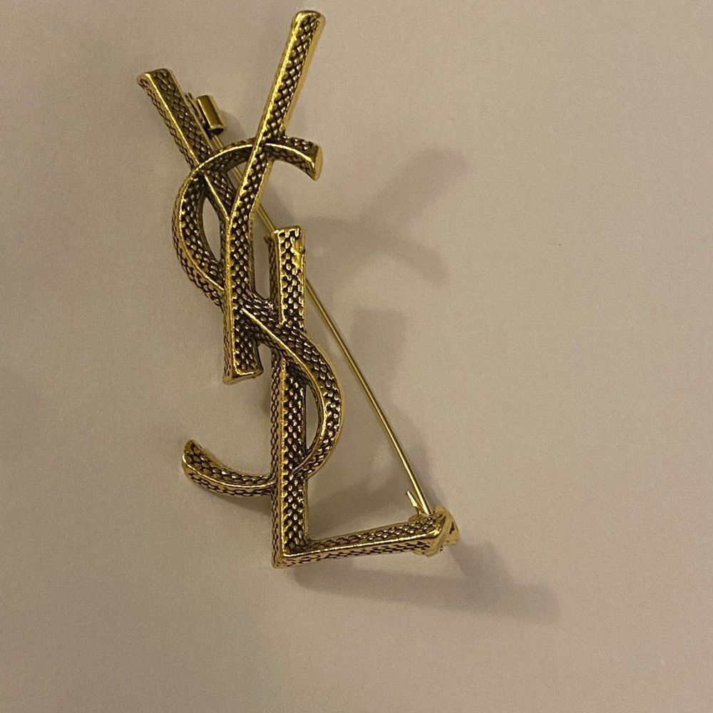 Classic Brooch - Picture 3 of 8